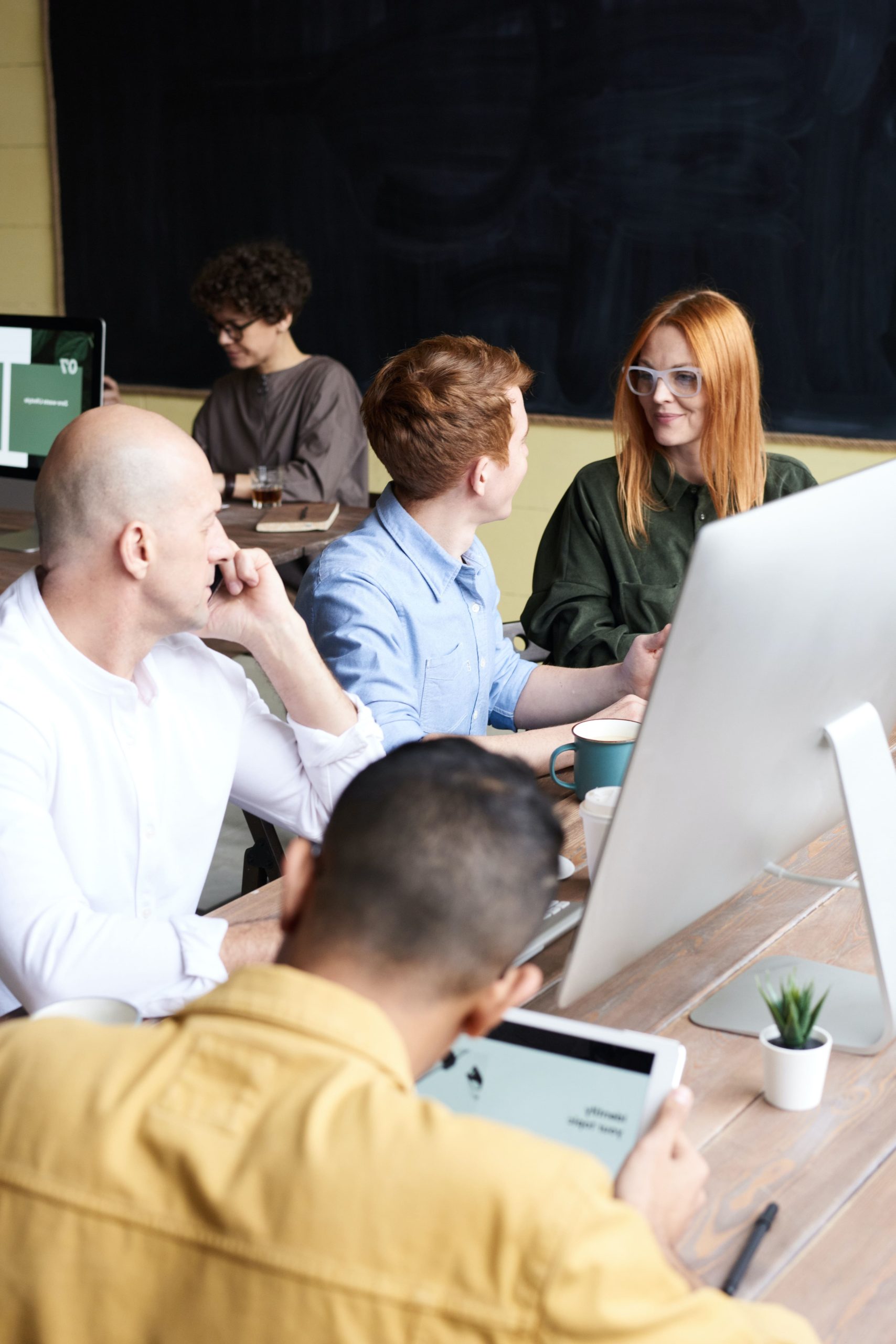 group-people-are-sitting-around-computer-1-scaled